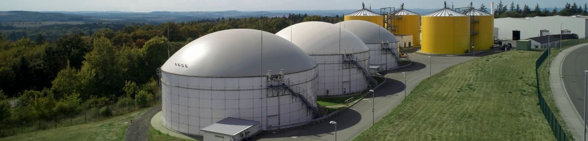 Himmelblick auf eine Biogasanlage